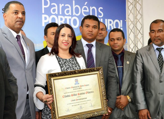 Bastante emocionada, a prefeita do município, Cláudia Oliveira, foi homenageada e recebeu o título de cidadã porto-segurense das mãos de todos os vereadores. (Foto: ASCOM / Porto Seguro)