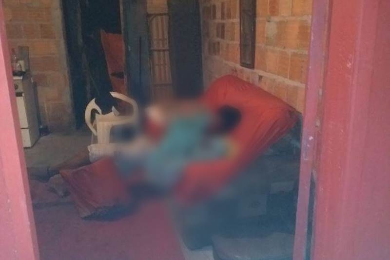 Vítima estava sentada no sofá de casa. (Foto do site SulBahia News)