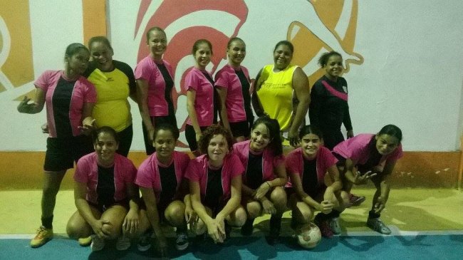 Seleção feminina de Futsal de Itagimirim venceu amistoso contra Itapebi. (Foto: Divulgação)