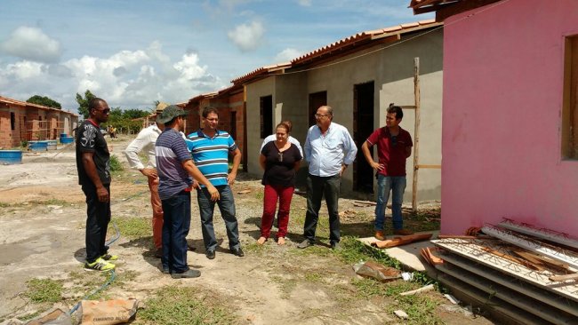 O prefeito Rogério Andrade e a secretária de Desenvolvimento Social (SDS), Wanderléia Santos, foram ao local acompanhar de perto o andamento das construções. (Foto: ASCOM)