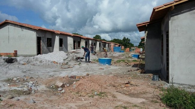 As chuvas torrenciais que atingiram o município de Itagimirim na última semana não afetaram o andamento das obras do programa Minha Casa, Minha Vida. (Foto: ASCOM)