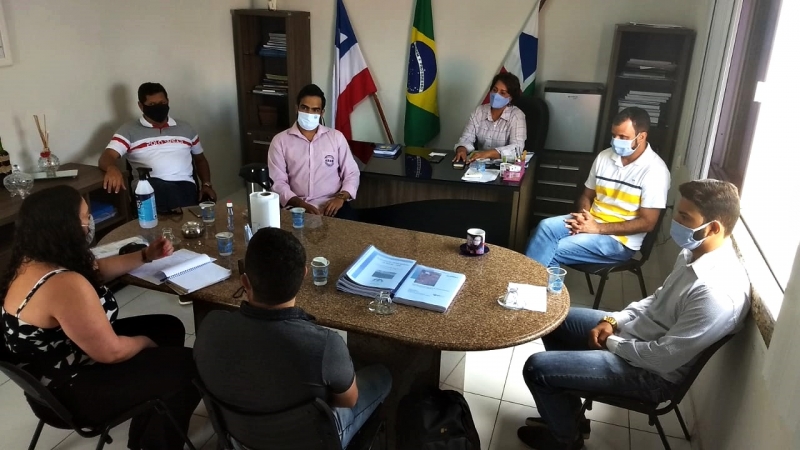 Reunião entre representantes da mineradora Columbia e da Prefeitura de Itagimirim. (Divulgação)