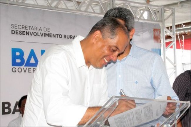O secretário Reinaldo Queiroz, juntamente com outros colegas de vários municípios, assinou no dia 11, durante a visita do secretário estadual de Agricultura, em Eunápolis, a instalação do Serviço Territorial de Apoio à Agricultura Familiar (SETAF). (Divulgação)
