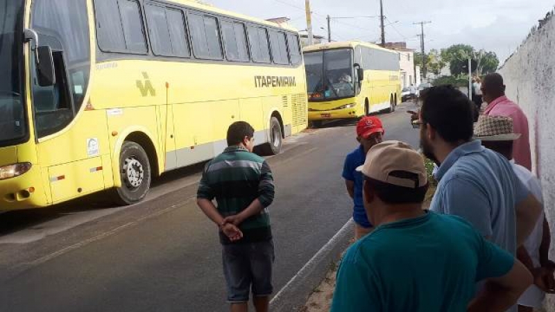 Ônibus passavam pela BR-101, quando foram interceptados pelos criminosos encapuzados. (Foto: Ed Santos/Acorda Cidade)