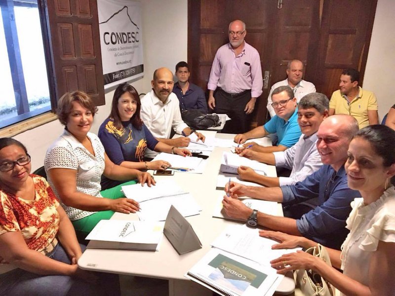 Sete dos oito prefeitos e prefeitas que integram o CONDESC estiveram presentes na reunião. (Foto: Divulgação)