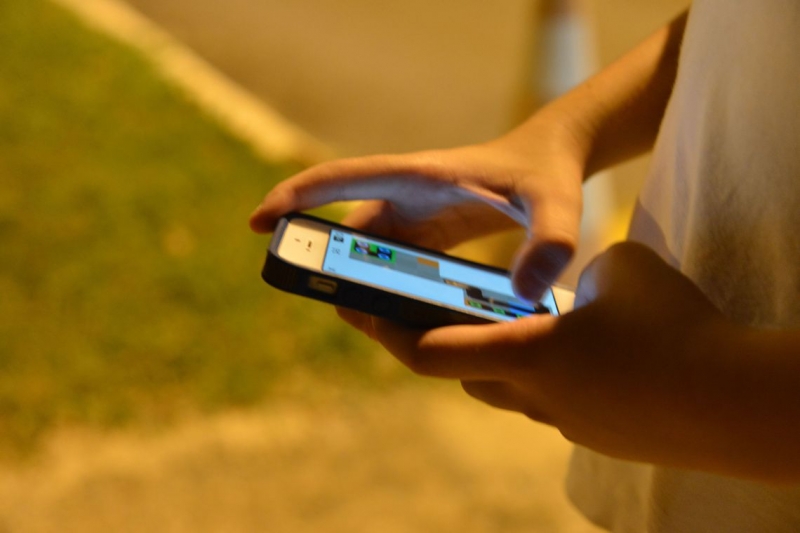 Quase metade dos jovens ouvidos (44%) disse checar o telefone assim que acorda para verificar o recebimento de novas mensagens. (Agência Brasil)