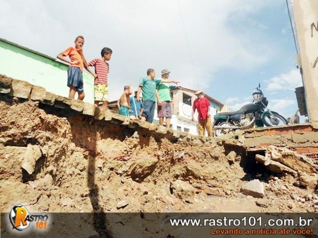 Chuvas abriram diversos buracos pela cidade. (Foto: Rafael Amaral / Rastro101)