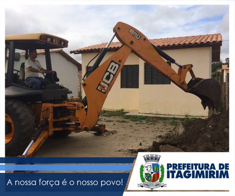 Já na parte central da cidade, a Prefeitura iniciou os trabalhos de construção da rede de esgoto no final da Rua São Pedro, num total de mais de 40 metros de rede de esgoto. (ASCOM)