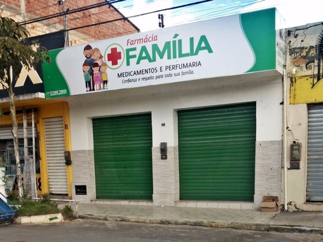 Farmácia fica localizada no centro de Itagimirim, em frente à praça principal da cidade. (Foto: Rastro101)