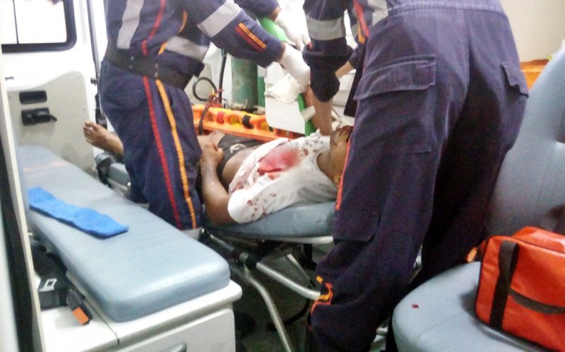 Thiago foi atingido por tiros e atendido pelo SAMU, depois  encaminhado ao hospital de Itagimirim. (Foto: Rastro101)