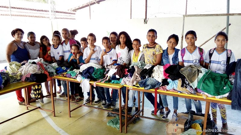 Professora e alunos ajudam na arrecadação das roupas usadas (Rastro101)