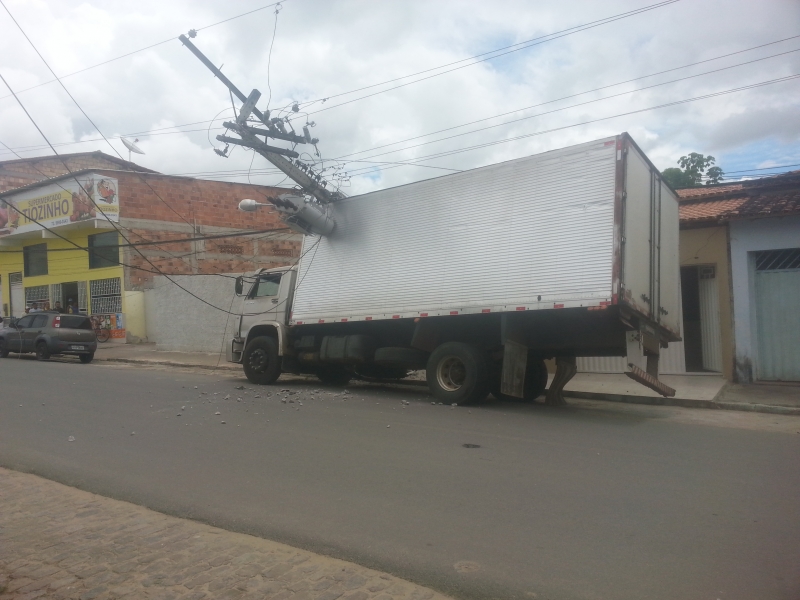Caminhão atingiu poste na Avenida 13 de Maio. (Foto: Maxsuel Silva/Rastro101)