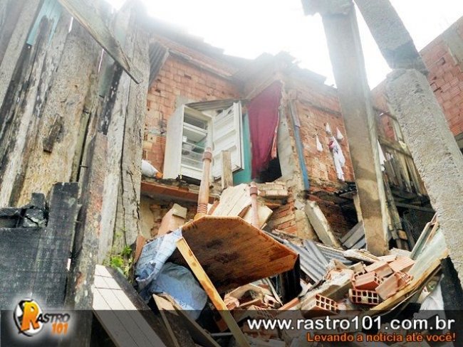 Parte da casa de uma moradora cedeu com três pessoas dentro. (Foto: Rafael Amaral / Rastro101)