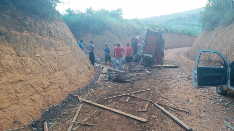 Acidente aconteceu em estrada rural na cidade de Eunápolis. (Imagem: Reprodução/WhatsApp)