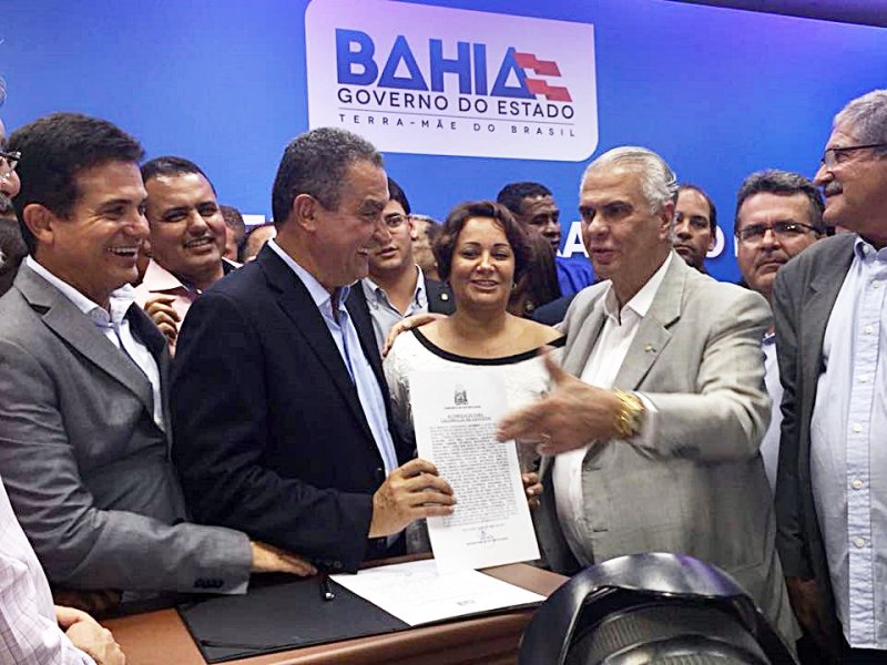 Prefeita Devanir Brillantino compareceu à solenidade e assinou o convênio com o deputado federal José Carlos Araújo e o governador Rui Costa. (ASCOM)