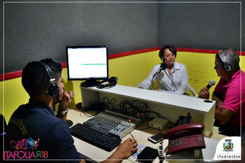 Prefeita Devanir Brillantino fez o lançamento da programação oficial do ITAFOLIA 2018 nos estúdios da Rádio Estação FM em Itagimirim Ba (ASCOM)