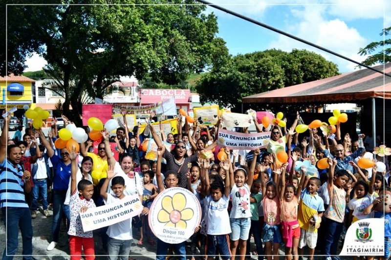 Centenas de crianças participaram com apitos e faixas (Foto: Ezequias Coelho / Ascom)