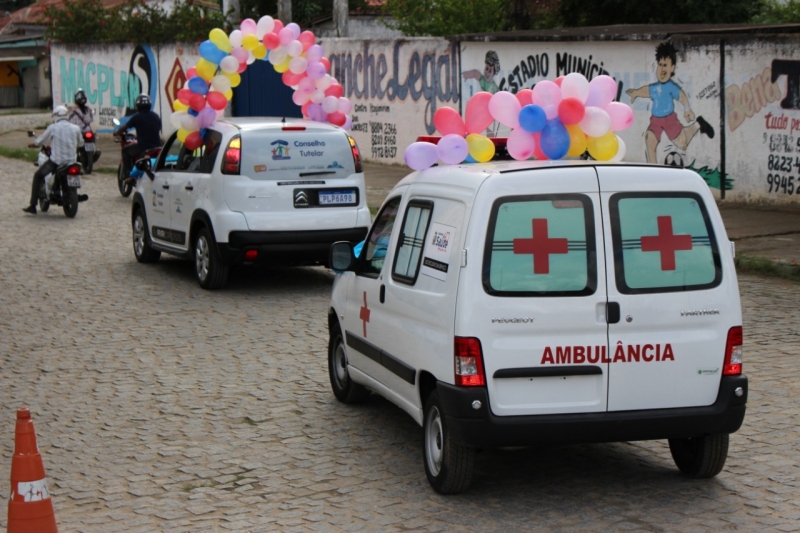Ambulância e automóvel foram entregues para a cidade de Itagimirim. (Imagem: ItagimirimNews)