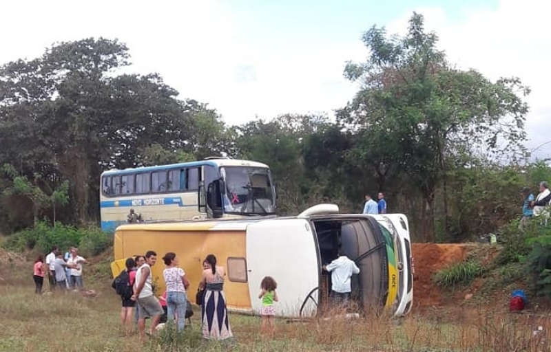 Ônibus tombou em estrada do sudeste da Bahia. (Imagem: Reprodução: Sertão em Dia)