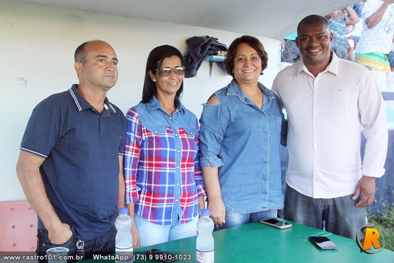 Prefeita de Itagimirim Devanir Brillantino ao lado de Luciano Santos, organizador do Campeonato, e do secretário Branco e esposa (Rastro101)