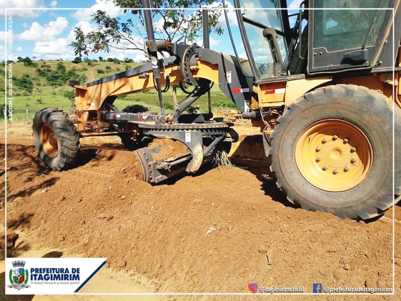 Agora estão sendo realizados reparos nas estradas que ligam as pequenas propriedades à rodovia principal. (Ascom-Itagimirim)