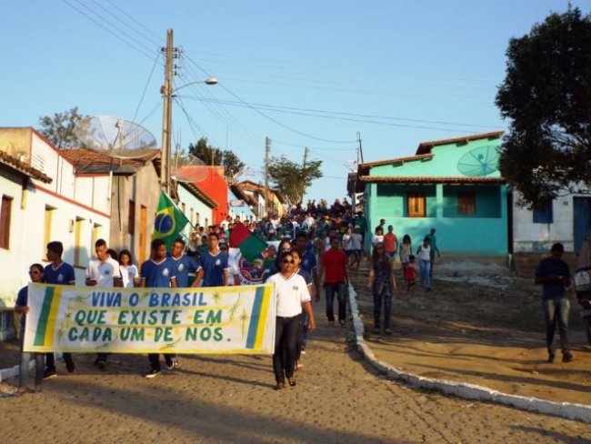 Desfile Cívico percorreu as ruas do distrito e terminou com apresentações da Fanfarra na praça principal. (Foto: Adson Oliveira/Rastro101)