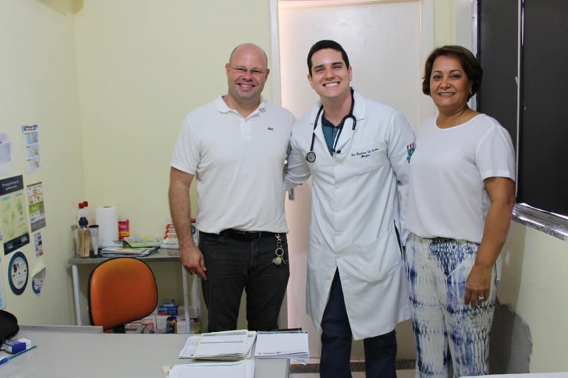 Doutor Hudson (ao centro), junto com o secretário de saúde Leopoldo Lacerda e a prefeita Devanir Brillantino. (Reprodução: Redes Sociais)