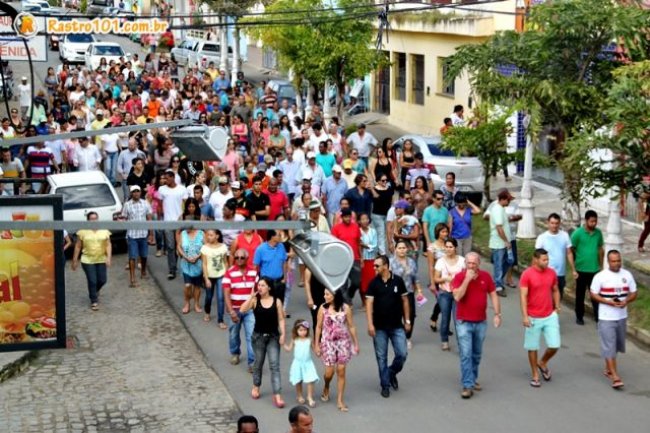 Centenas de moradores, dentre eles amigos, familiares e servidores públicos, participaram da caminhada. (Foto: Rastro101)