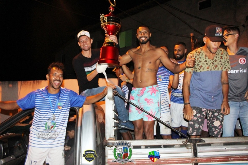 Torcida fez a festa na chegada dos campeões a Itagimirim. (ASCOM-Prefeitura de Itagimirim)