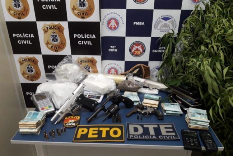 Grande quantidade de produtos ilícitos foi apreendida pela polícia. (Imagem: SSP-BA)