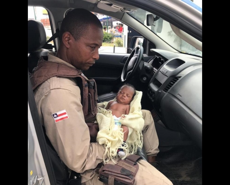 Bebê foi resgatado por policiais militares. (Foto: SSP-BA)