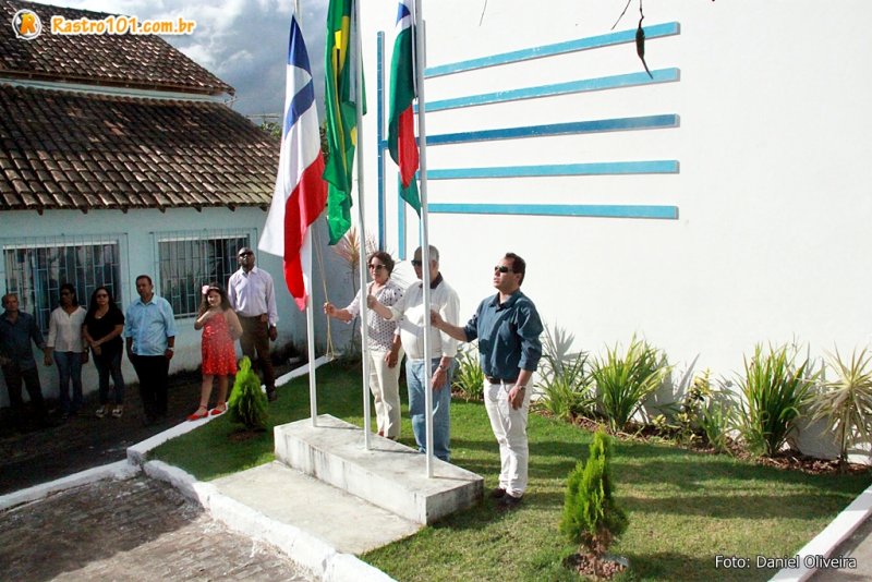 Hasteamento das Bandeiras em frente à Prefeitura Municipal de Itagimirim. (Daniel Oliveira)