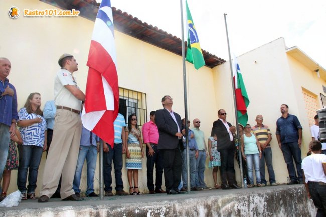 O evento teve início com hasteamento das Bandeiras no prédio da Prefeitura Municipal e seguiu para o Colégio Othoniel Ferreira. (Foto: Rastro101)