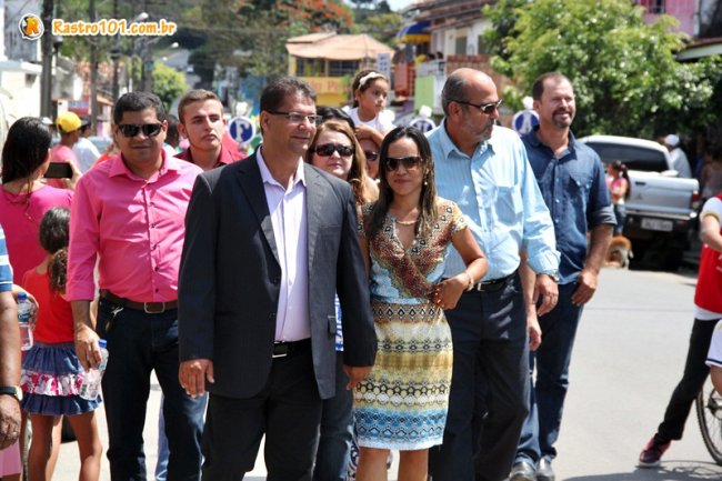 O prefeito, a primeira-dama Srª Ercília Andrade e toda a equipe de governo, percorreram todo o percurso do desfile e ainda permaneceram na Praça Castro Alves onde presenciaram todas as apresentações culturais. (Foto: Rastro101)