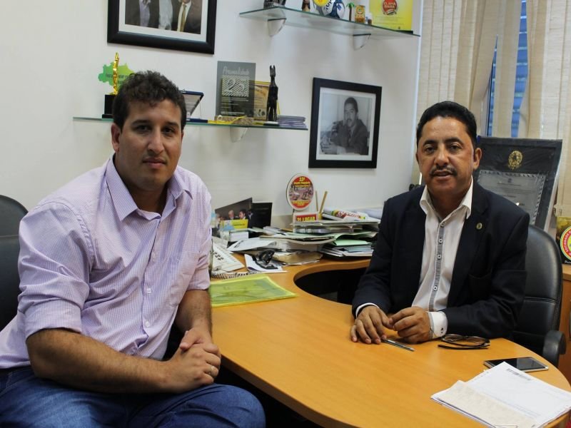 Secretário de agricultura Thiago Mota e deputado estadual Roberto Carlos. (Divulgação