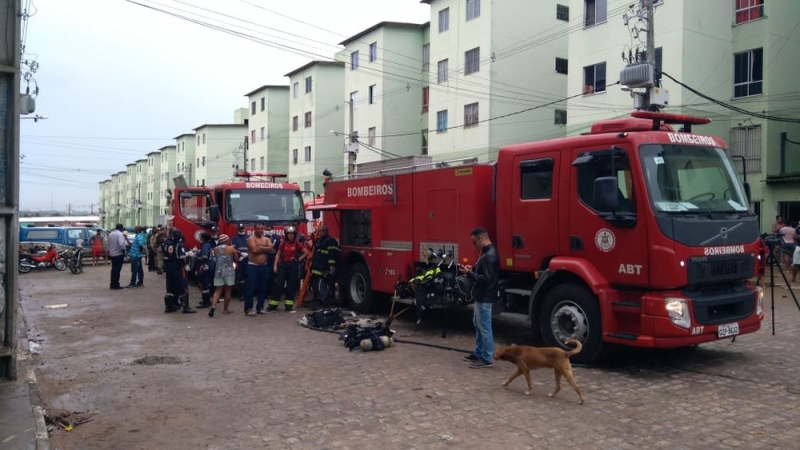 Incêndio ocorreu em um dos edifícios de um condomínio em Feira de Santana. (Foto: Bombeiros Militares)<br />
<br />
