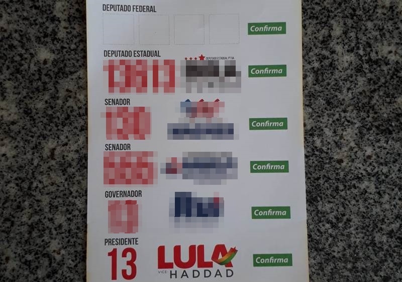 Mulheres estavam entregando panfletos de um candidato à deputado, onde Lula é apontado como candidato à presidência. (Reprodução: SulBahia News)