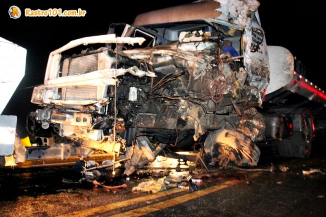 Caminhão-tanque ficou totalmente destruído. Motorista ficou preso nas ferragens. (Foto: Rastro101)