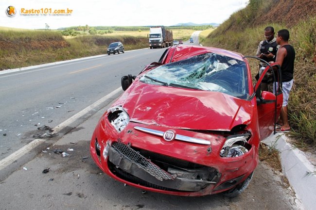 Motorista perdeu o controle do veículo que subiu em barranco e capotou diversas vezes. (Foto: Rastro101)