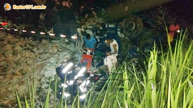 Os dois ajudantes foram atendidos pelo SAMU. Motorista do caminhão morreu e corpo ficou sob as ferragens. (Foto: Internauta/Rastro101)