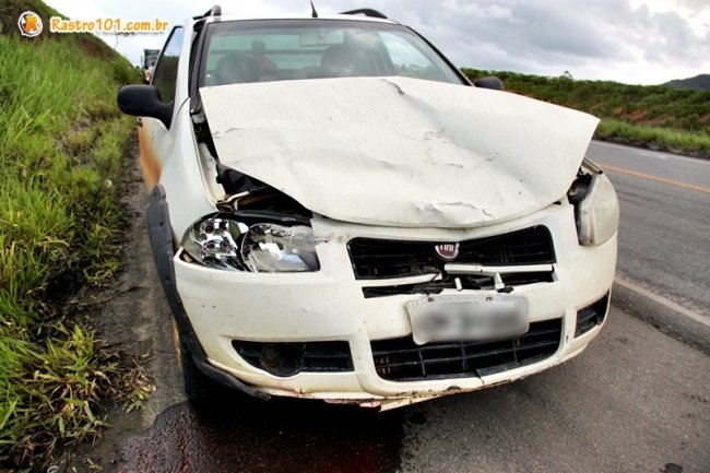 Motorista do Fiat Strada causa o segundo acidente minutos depois do primeiro que envolveu o ônibus. (Foto: Rastro101)