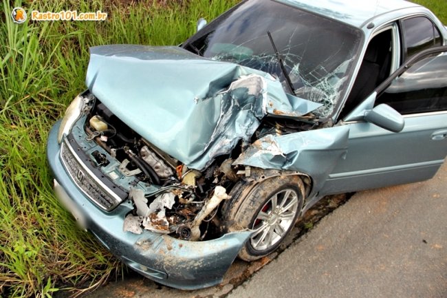 No primeiro acidente, Honda Civic bateu na lateral de um Siena e no fundo de um ônibus. (Foto: Rastro101)