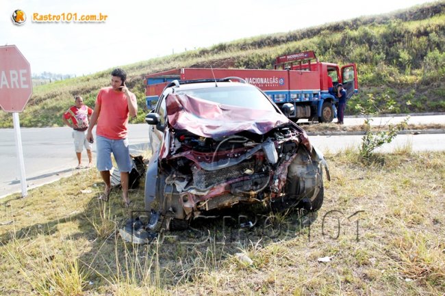Veículo ficou com a frente acabada no acidente. (Foto: Rastro101)