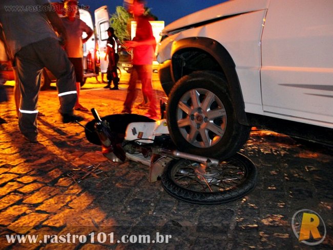Moto ficou debaixo do pneu do veículo. Mulher que estava na garupa sofreu ferimentos leves. (Foto: Rafael Amaral /  Rastro101)