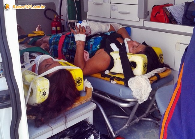 As duas mulheres que estavam no veículo foram atendidas e encaminhadas ao Hospital em Eunápolis. Uma delas foi arremessada para fora do veículo no momento do acidente. (Foto: Rastro101)
