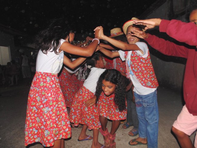 Crianças do Serviço de Convivência e Fortalecimento de Vínculos participaram de uma animada quadrilha. (ASCOM)
