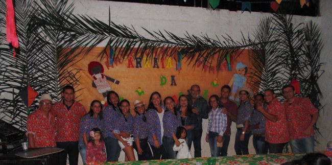 Parte da equipe que participou dos preparativos da festa, ao lado do prefeito Rogério Andrade e sua esposa Ercília. (ASCOM) 