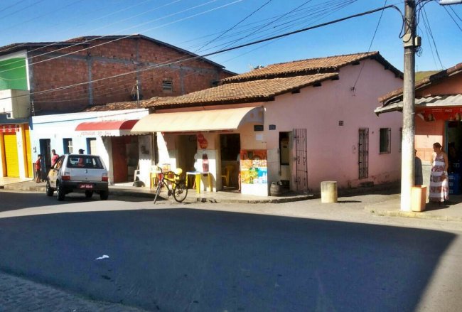 Bar da Dona Orlinda fica na avenida principal de Itagimirim. (Foto: Rastro101)