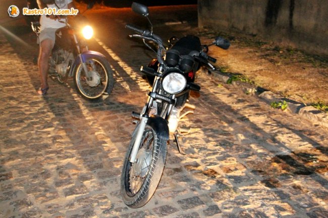 Moto usada no assalto foi abandonada pelos suspeitos em uma rua de Itagimirim. (Foto: Rastro101)