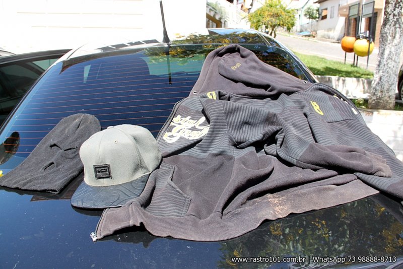 Touca ninja, boné e jaqueta de moletom abandonado dentro do veículo. (Foto: Rastro101)